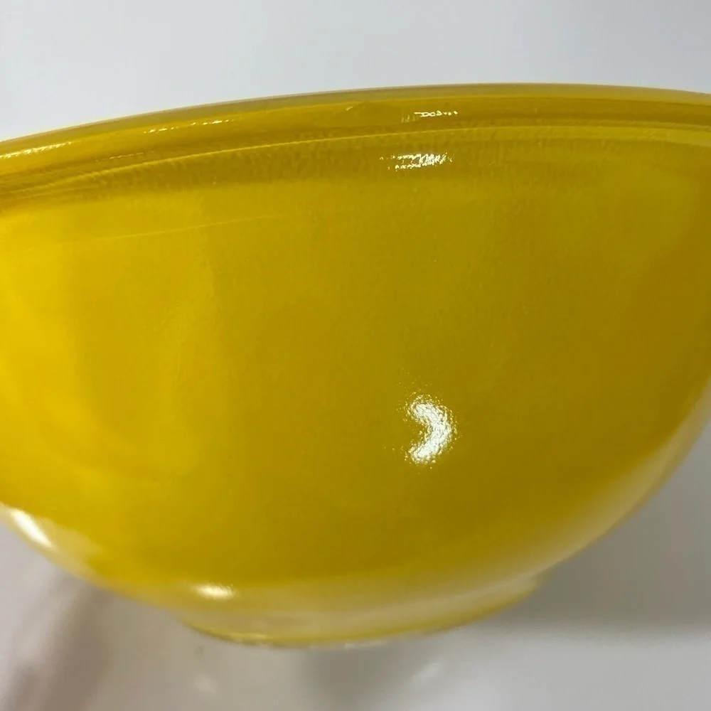 Vintage Pyrex #323 Mixing Bowl 1.5 L Primary Color‎ Yellow Clear Bottom